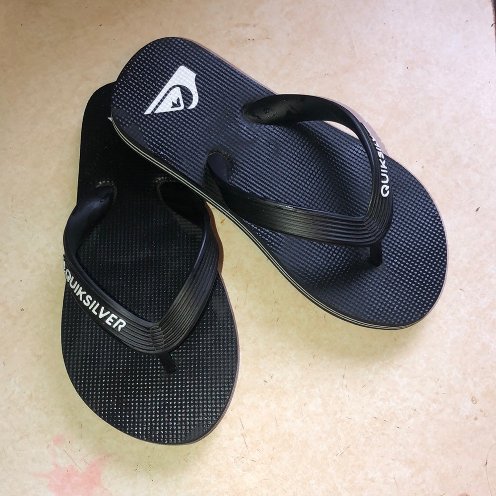 NWOT Boys quicksilver flip flops